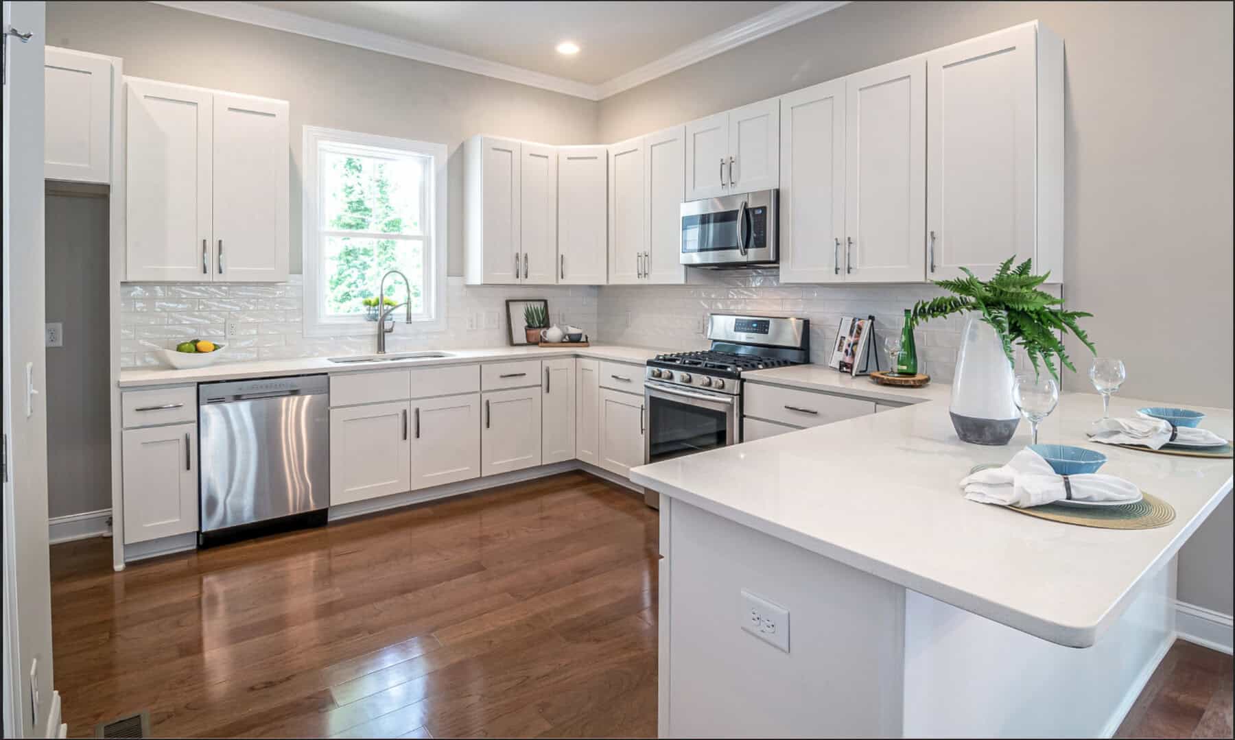 Deep Cleaning Seattle offers kitchen cleaning.