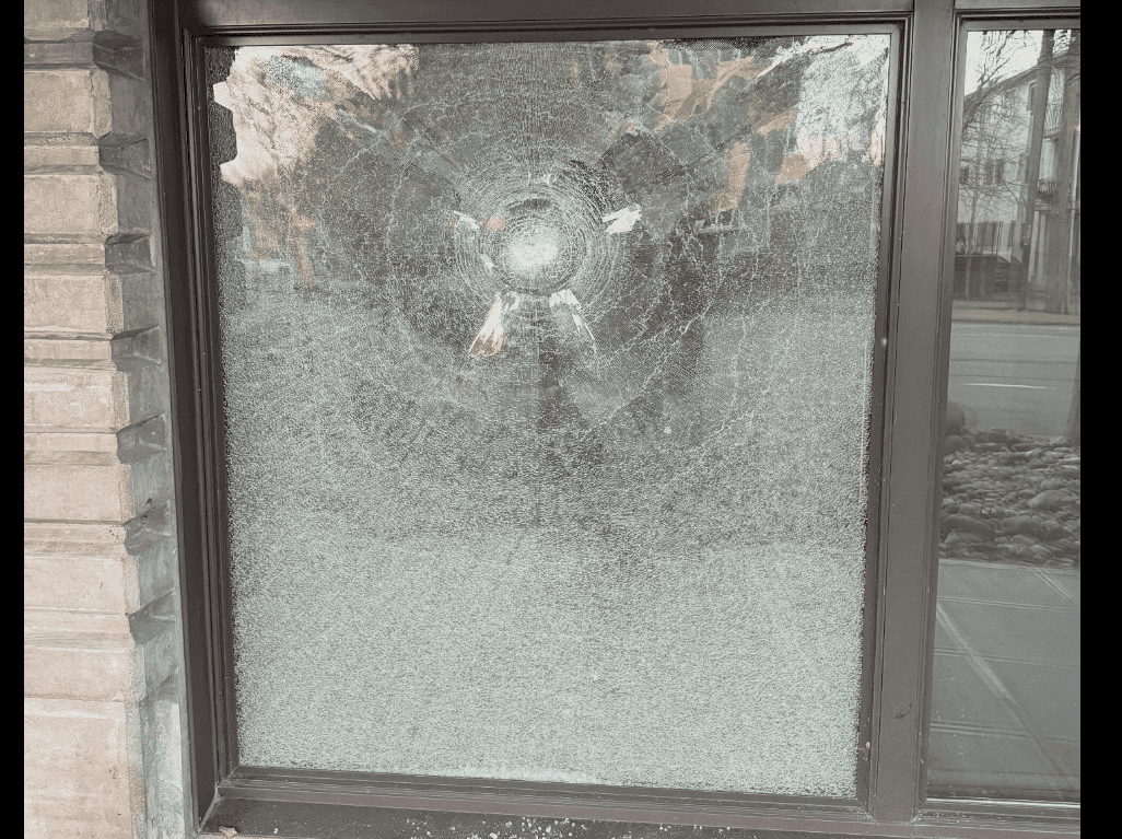 A broken window in front of Copine